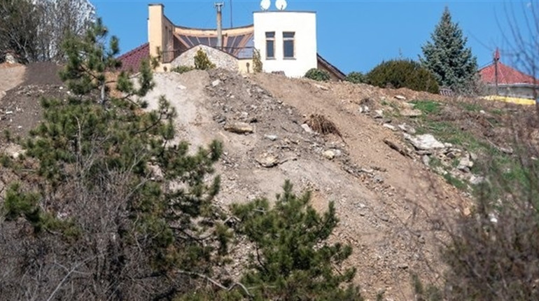 До прірви лише 4 метри: у Чорноморську будинки опинилися на межі обриву