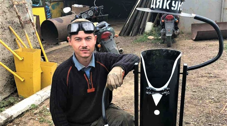 Комунальники креативлять: в Біляївці з’явились незвичайні урни для сміття