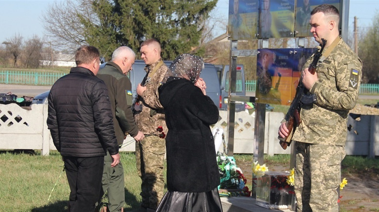 Пам’ять сильніша за смерть: у Жигалівці відкрили меморіальну дошку на честь полеглого воїна-земляка