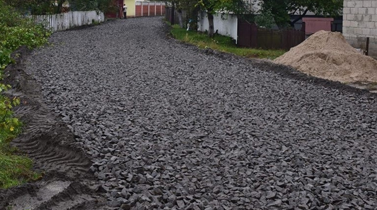 Поблизу сіл Жовкині та Луко підремонтували найбільш проблемні відрізки дороги. Це тимчасове покриття