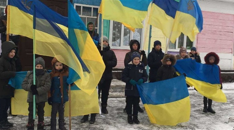 Сотні прапорів, акції і флешмоби - День Соборності у Вараському районі