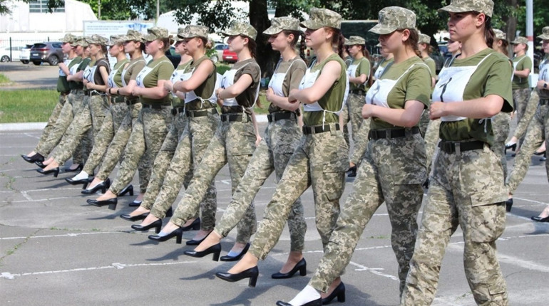 Военный парад на каблуках: креатив или сексизм?