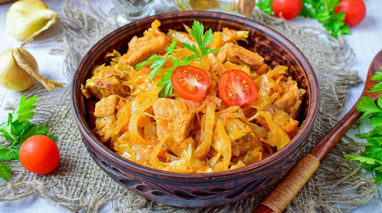 Рецепт дня: свинина, тушкована з капустою