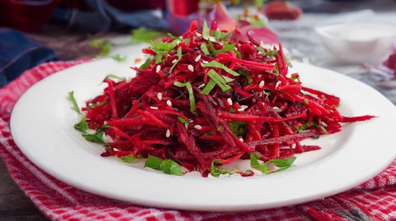 Рецепт дня: салат з буряка, моркви та яблука