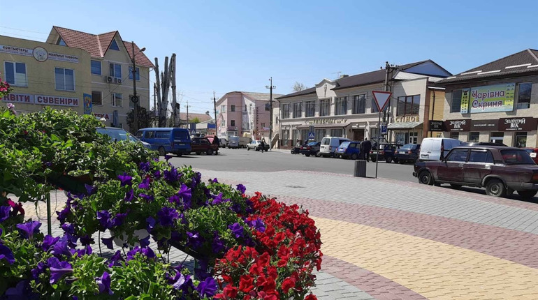 Біляївські комунальники повернули квіткову клумбу у центр міста 