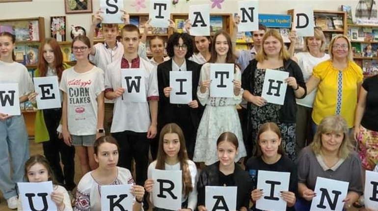 "Stand with Ukraine": у Жовтих Водах вперше відбувся англомовний конкурс ораторів