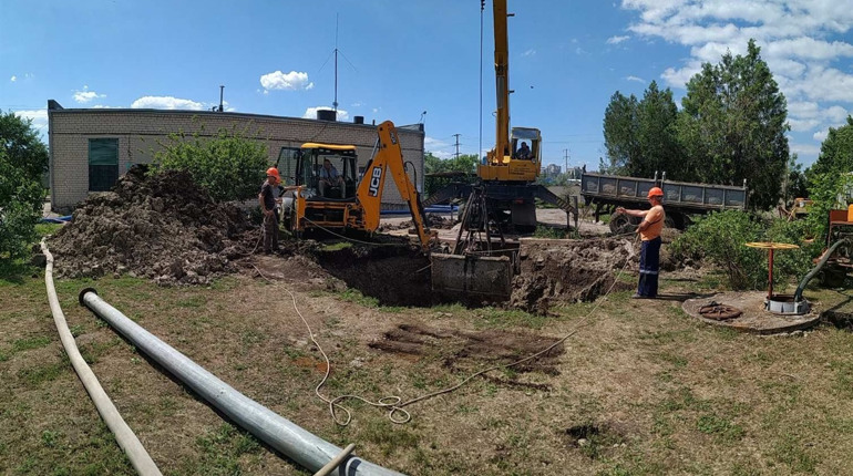 Тривають роботи з відновлення аварійного колектора на Таврійському в Херсоні — знаємо деталі