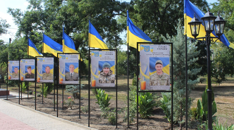В Іванівці з’явилася Алея слави почесних громадян зі світлинами загиблих Героїв