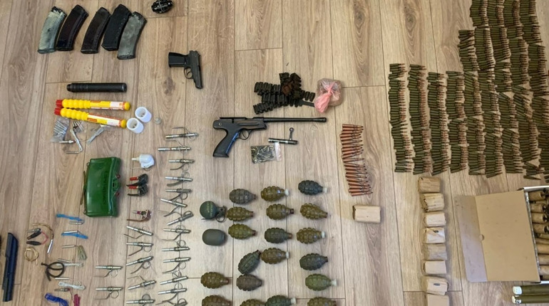 Правоохоронці викрили херсонця, який зберігав вдома зброю, боєприпаси та вибухівку (ФОТО)