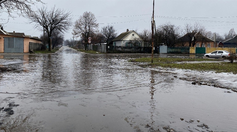 У Жовтих Водах через танення снігу та льоду підтопило перехрестя: відео