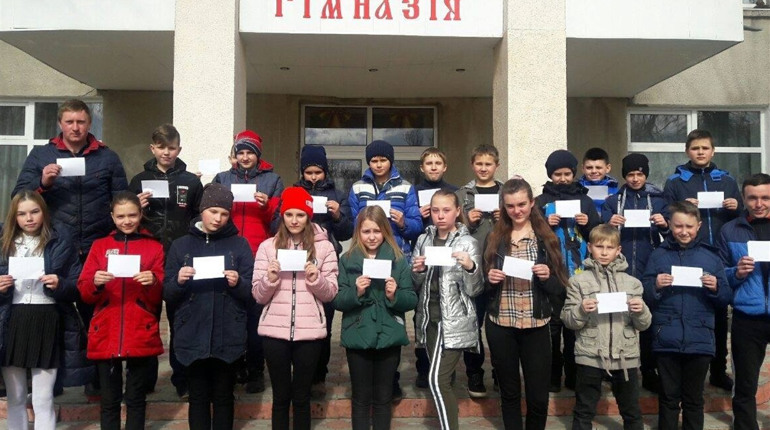 Сватівські школярі приєдналися до акції «Біла картка». Що це за акція