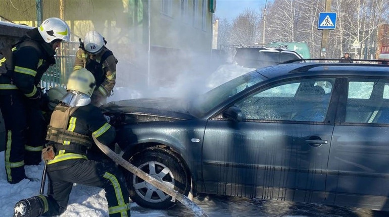 У Глухові біля лікарні зайнялась автівка
