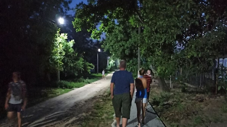 У Мирному мешканці скинулися грошима і зробили вуличне освітлення: комунальники їм допомагали