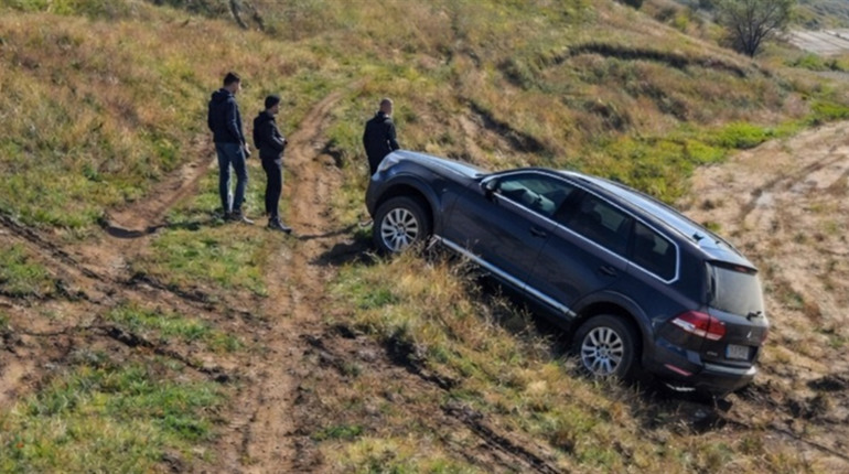 На схилах Куяльницького лиману влаштовують джипінг: позашляховик перекинувся