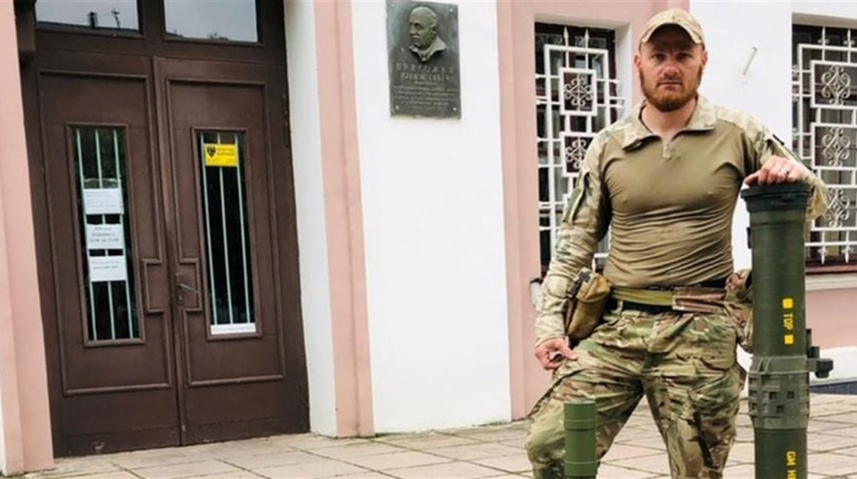 Нові експонати з війни: Анатолій Святенко передав музею уламки снарядів та ракет