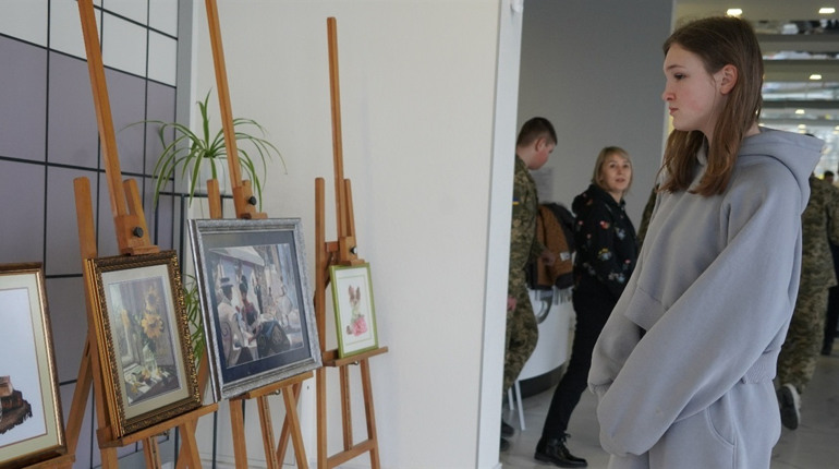 Історії в хрестиках і фарбах: у G-Museum стартували дві виставки городоччанок