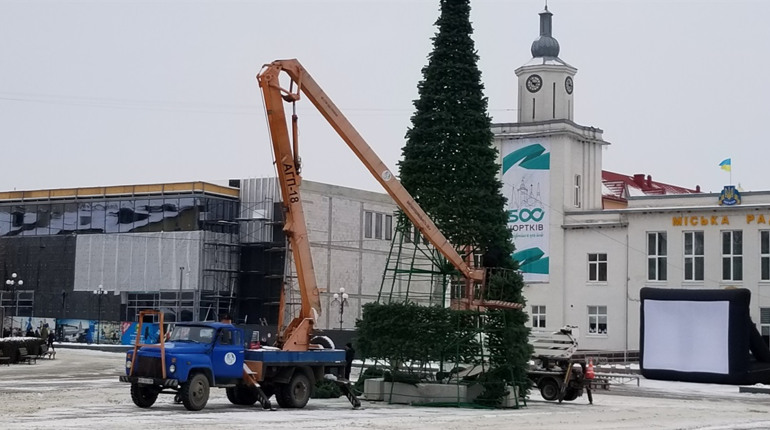 У Чорткові на головній площі міста встановлюють новорічну ялинку
