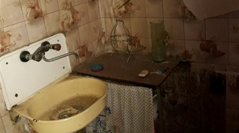 Без світла, води, газу та ще й з немалим боргом: у Краснопавлівці сиротам виділили проблемне житло