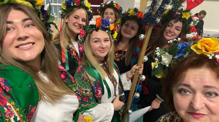 Шосткинська вокалістка попри евакуацію в Ірландію продовжує співати