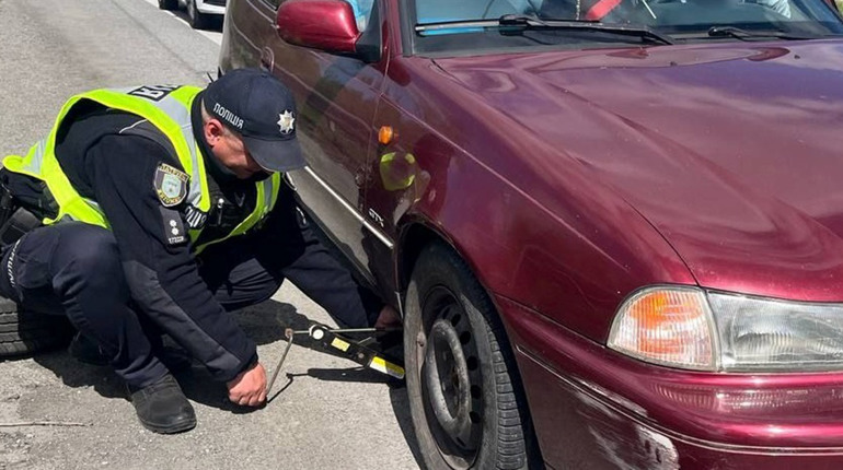Патрульні допомогли жінці замінити на автівці колесо, яка везла хворого чоловіка до лікарні