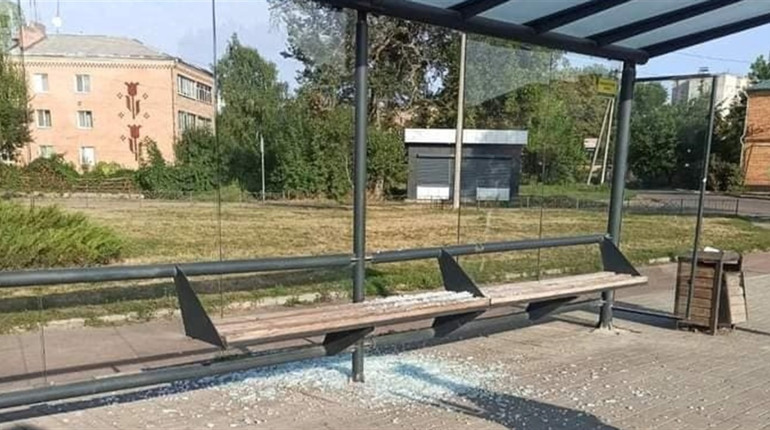 У Ніжині вандали розтрощили автобусну зупинку та повалили дорожні знаки