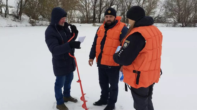 Тонкий лід: основні правила поведінки на водоймах взимку