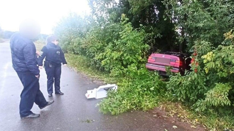 У селищі Вороніж водій в'їхав у дерево і потрапив у лікарню (відео)