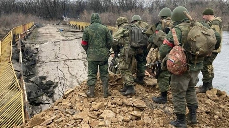 Окупанти вигадали новий метод контролю своєї армії: б'ють рублем