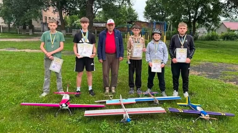 Срібло після зміни поколінь. Авіамоделісти з Городка стали призерами обласної першості