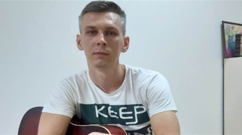 Переселенець зі Сватового вчить волинян грати на гітарі