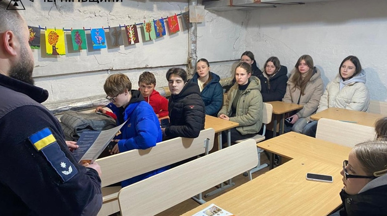 Рятувальники провели профорієнтаційні зустрічі з випускниками на Корюківщині