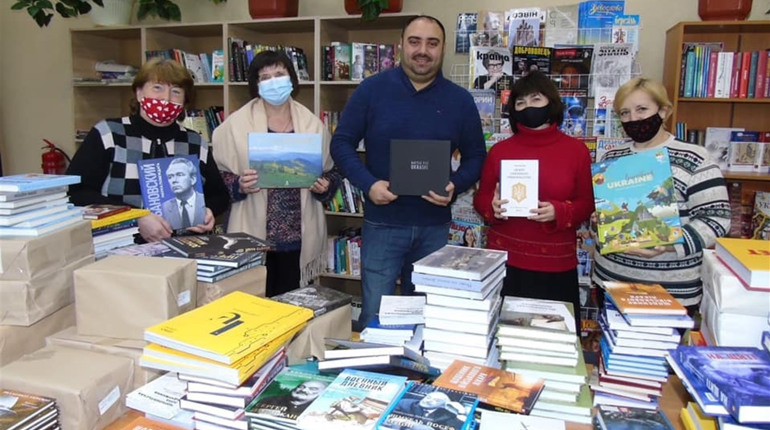Сватівська бібліотека отримала 600 нових книг від громадської організації «Українська ініціатива»