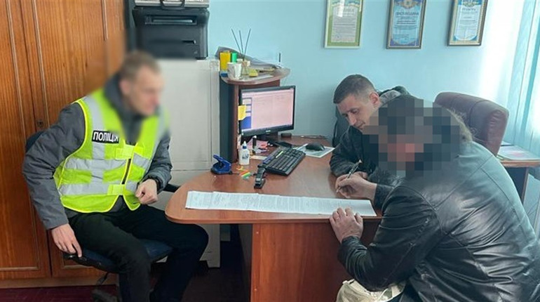 Двох жителів Кременеччини підозрюють в шахрайській схемі з гуманітарною допомогою
