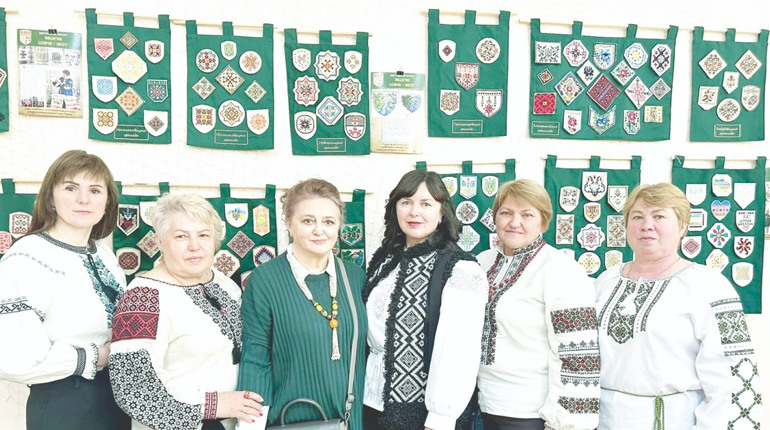 На Буковині 800 людей вишили 1200 шевронів для мистецького проєкту