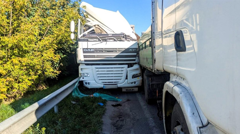 На Рівненщині зіткнулися три вантажівки: одного з водіїв госпіталізували