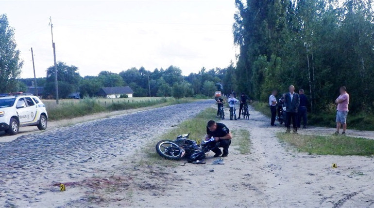 На Сарненщині з мотоцикла впали водій і пасажирка: їх госпіталізували
