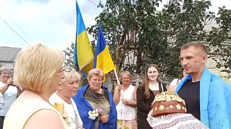 Нарешті вдома: Наталівська громада зустріла з полону захисника України Віталія Сєрого