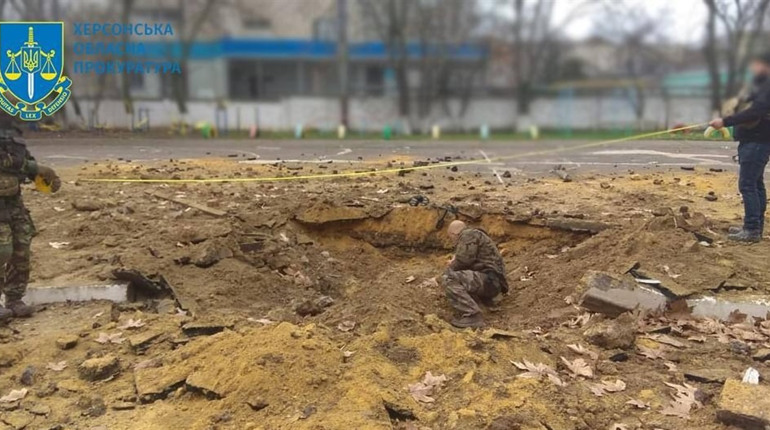 Окупанти з «Градів» вдарили по одній з херсонських гімназій, — прокуратура