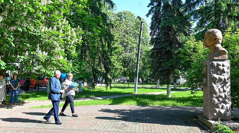 Шана Тарасу: на Кагарличчині до погрудь Тараса Шевченка, з нагоди перепоховання поета, поклали квіти