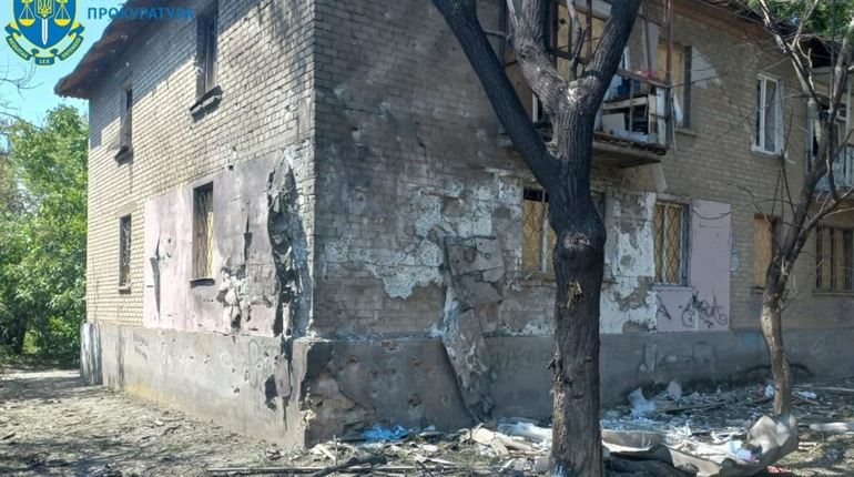 Нічна атака дронами по Херсону: Ворог поцілив по житлових кварталах, згорів будинок культури