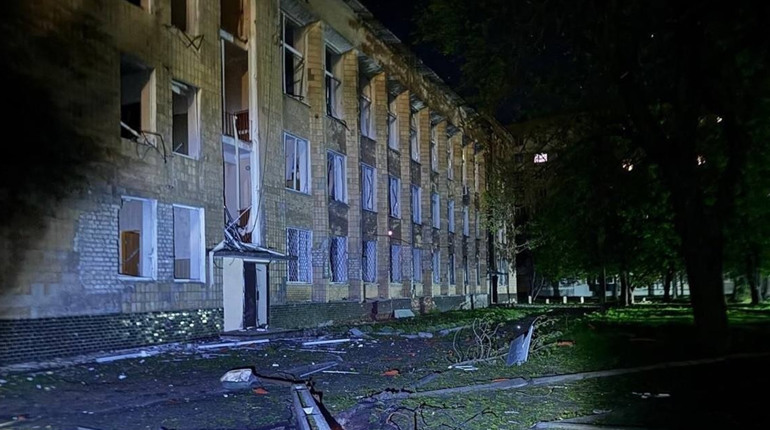 Удар по центру Шостки: пошкоджений міськвиконком та щонайменше 6 багатоповерхівок