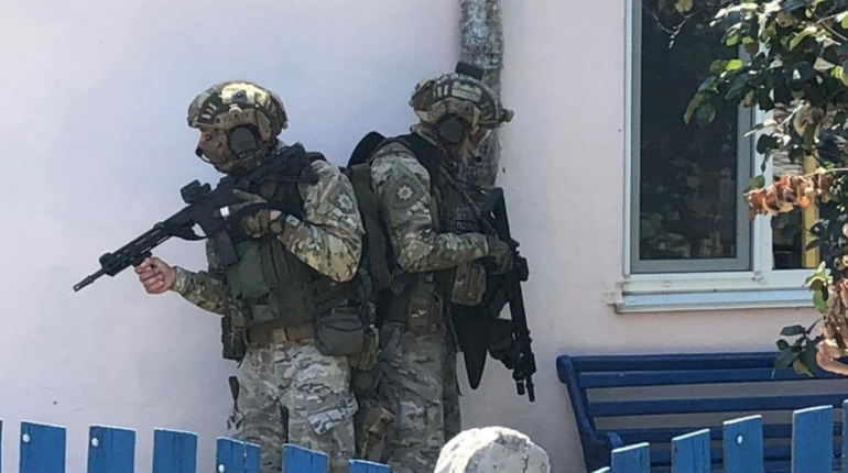Забарикадувався і погрожує підірвати будинок