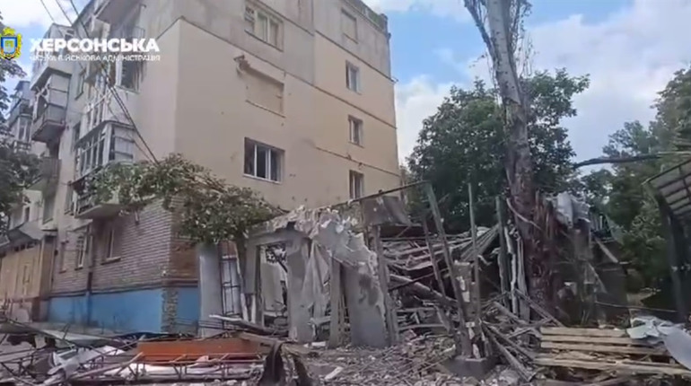 На Херсонщині через ворожі обстріли пошкоджені житлові будинки, навчальний заклад, адмінбудівля