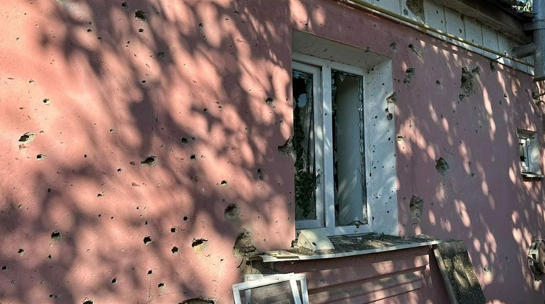 Ворожі обстріли на Херсонщині: окупанти били по приватним будинкам та багатоповерхівкам