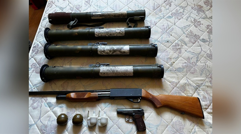 У Херсоні правоохоронці виявили схрон зброї та боєприпасів у квартирі колаборанта