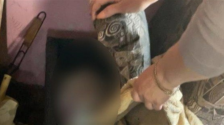 Заховала у диван. На Сумщині судитимуть жінку, яка вбила свою новонароджену дитину
