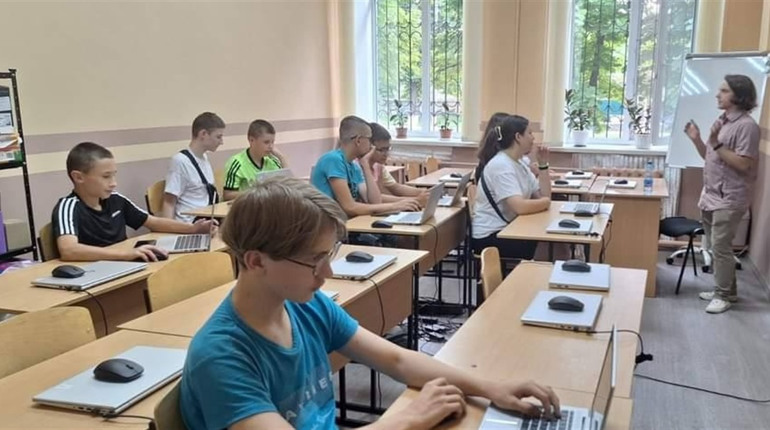 Шосткинська гімназія отримала комп'ютерне обладнання за підтримки Японії