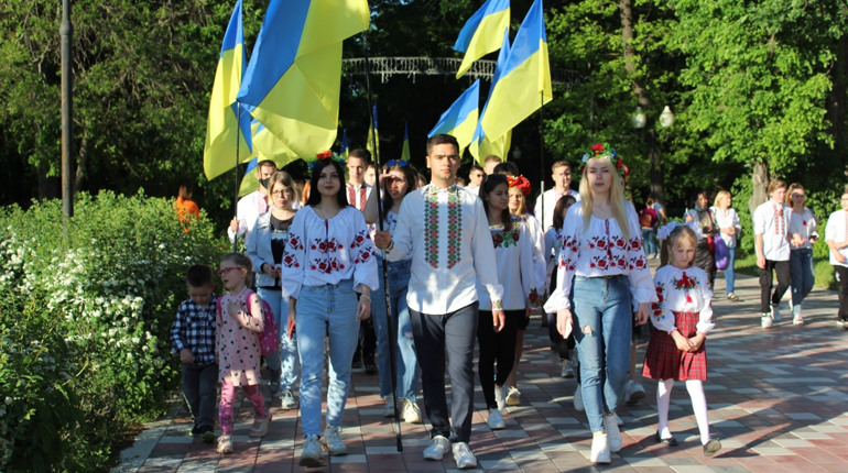 Різнобарвне свято вишиванки