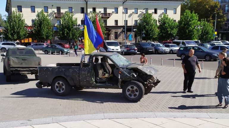 Збір коштів на нову машину для 3-ї штурмової бригади: чому в центрі Умані стоїть розбите авто