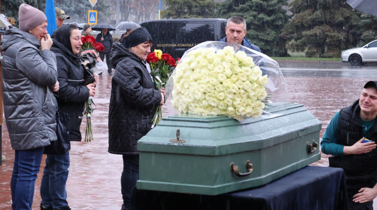 У Південноукраїнську попрощалися з воїном Олександром Тузом, який понад рік тому загинув на Курщині